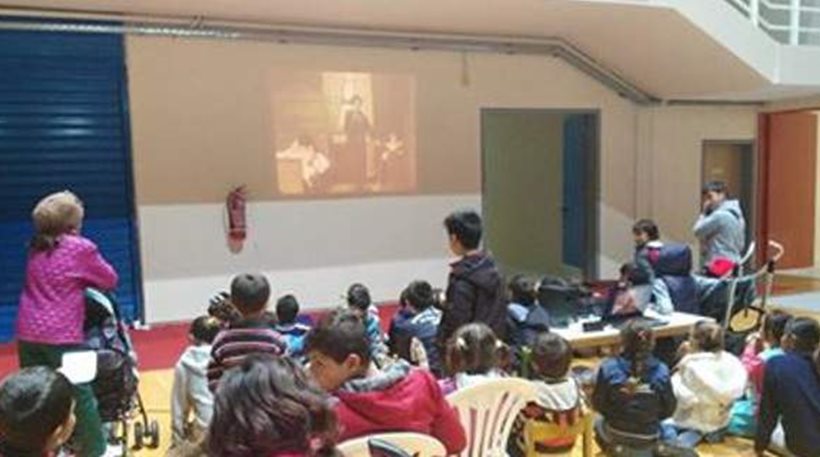 Έστησαν σινεμά στην Κοζάνη για τα παιδιά των προσφύγων