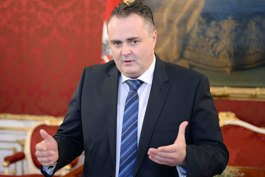 Ο υπουργός Άμυνας της Αυστρίας υπέρ του «κλειστού διαδρόμου στα Δυτικά Βαλκάνια»