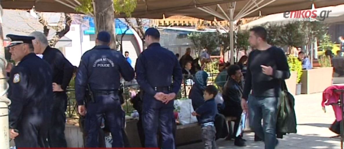 Αστυνομικοί απομάκρυναν τους μετανάστες από την πλατεία Βικτωρίας – ΒΙΝΤΕΟ