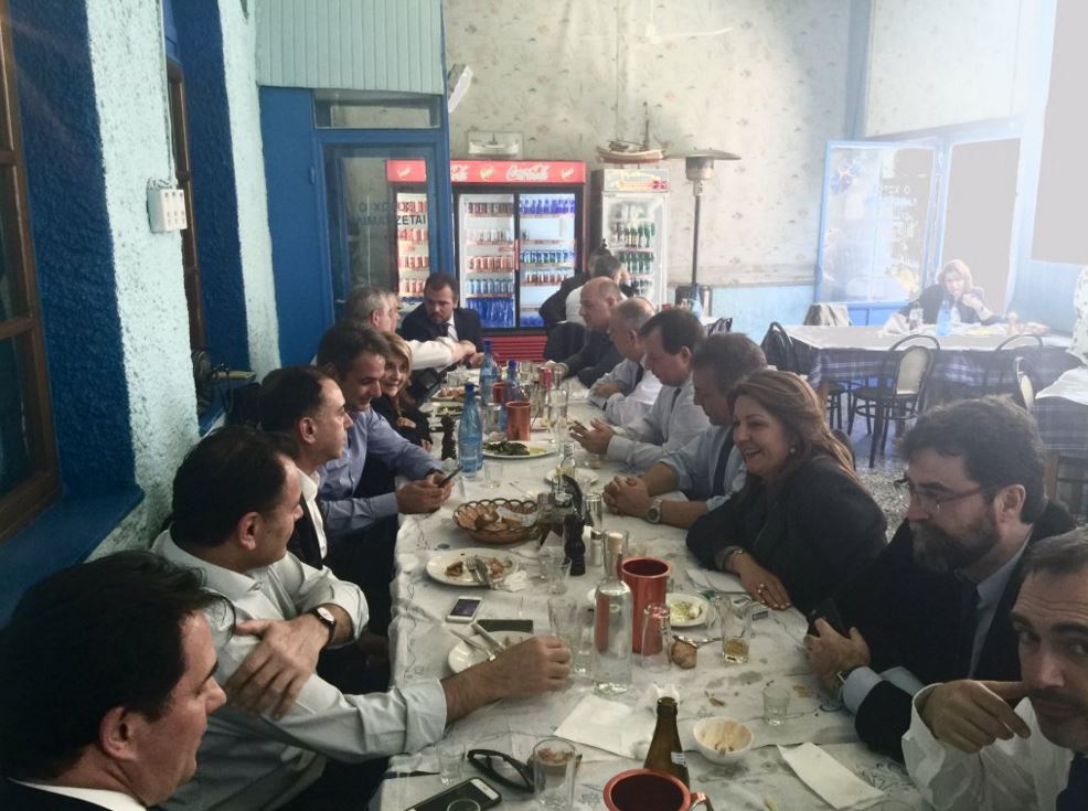 Ο Μητσοτάκης και βουλευτές της ΝΔ σε ταβέρνα – ΦΩΤΟ