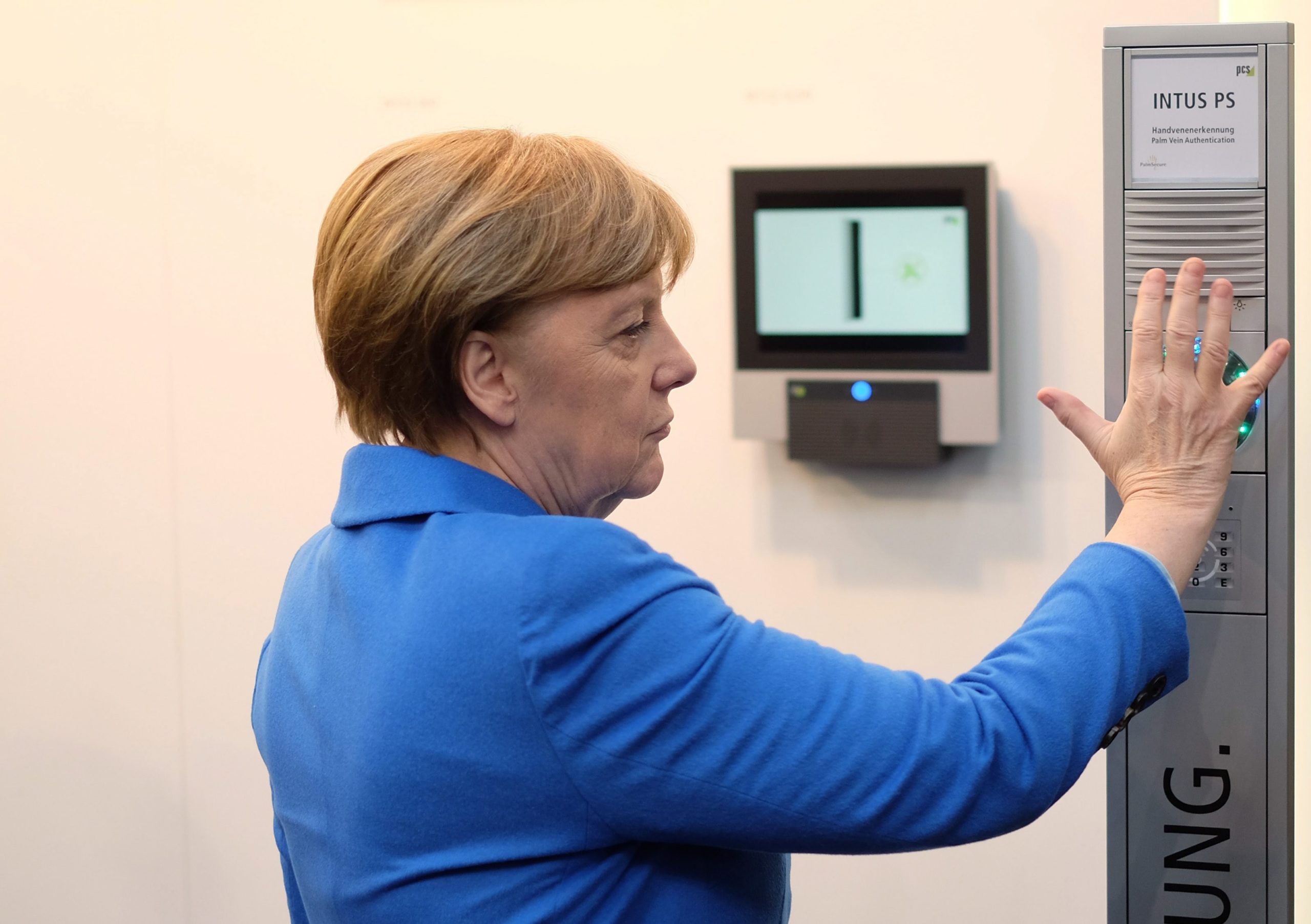 Η Μέρκελ δοκιμάζει τις νέες τεχνολογίες- ΦΩΤΟ