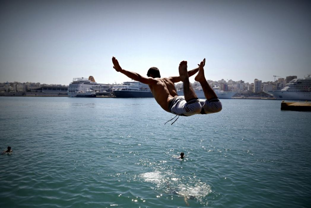 Οι θεαματικές βουτιές των προσφύγων στο λιμάνι του Πειραιά – ΦΩΤΟ