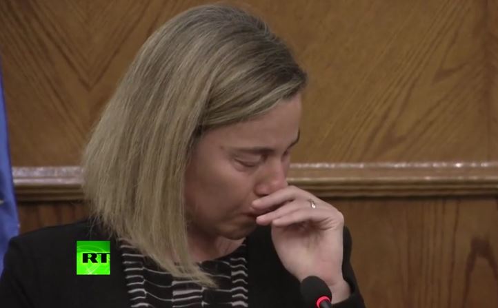 Η Μογκερίνι ξεσπά σε κλάματα σε συνέντευξη Τύπου για τις επιθέσεις – ΒΙΝΤΕΟ