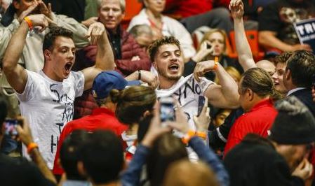 ΤΩΡΑ – Αναβολή για λόγους ασφαλείας ομιλίας του Τραμπ στο Σικάγο, ξύλο αστυνομίας-διαδηλωτών – BINTEO