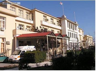 Πέθανε στο νοσοκομείο περιμένοντας να βγει από το χειρουργείο η γυναίκα του