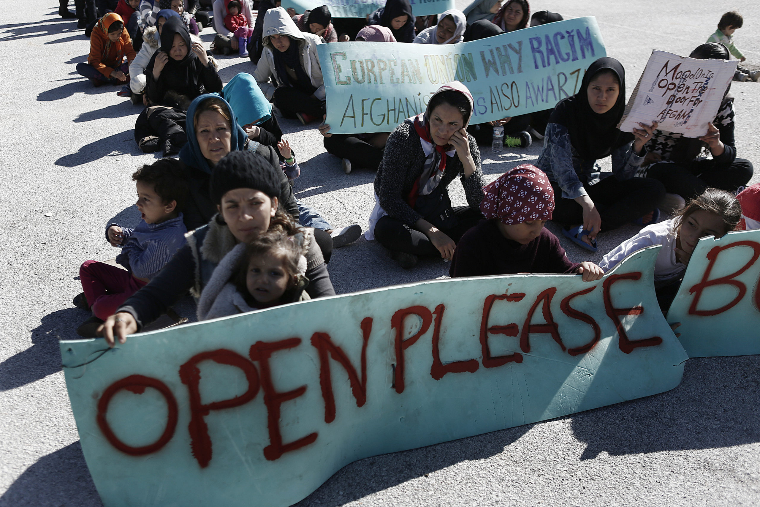 Αφγανοί πρόσφυγες στο Ελληνικό ζητούν να ανοίξουν τα σύνορα – ΦΩΤΟ