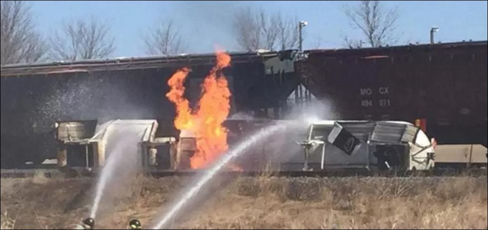 Εκκενώθηκε περιοχή της Μινεσότα ύστερα από φωτιά λόγω σύγκρουσης βυτιοφόρου με τρένο – ΒΙΝΤΕΟ