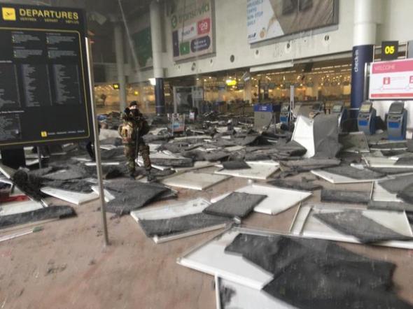 10 νεκροί και 30 τραυματίες από τις εκρήξεις στο αεροδρόμιο των Βρυξελλών μέχρι τώρα