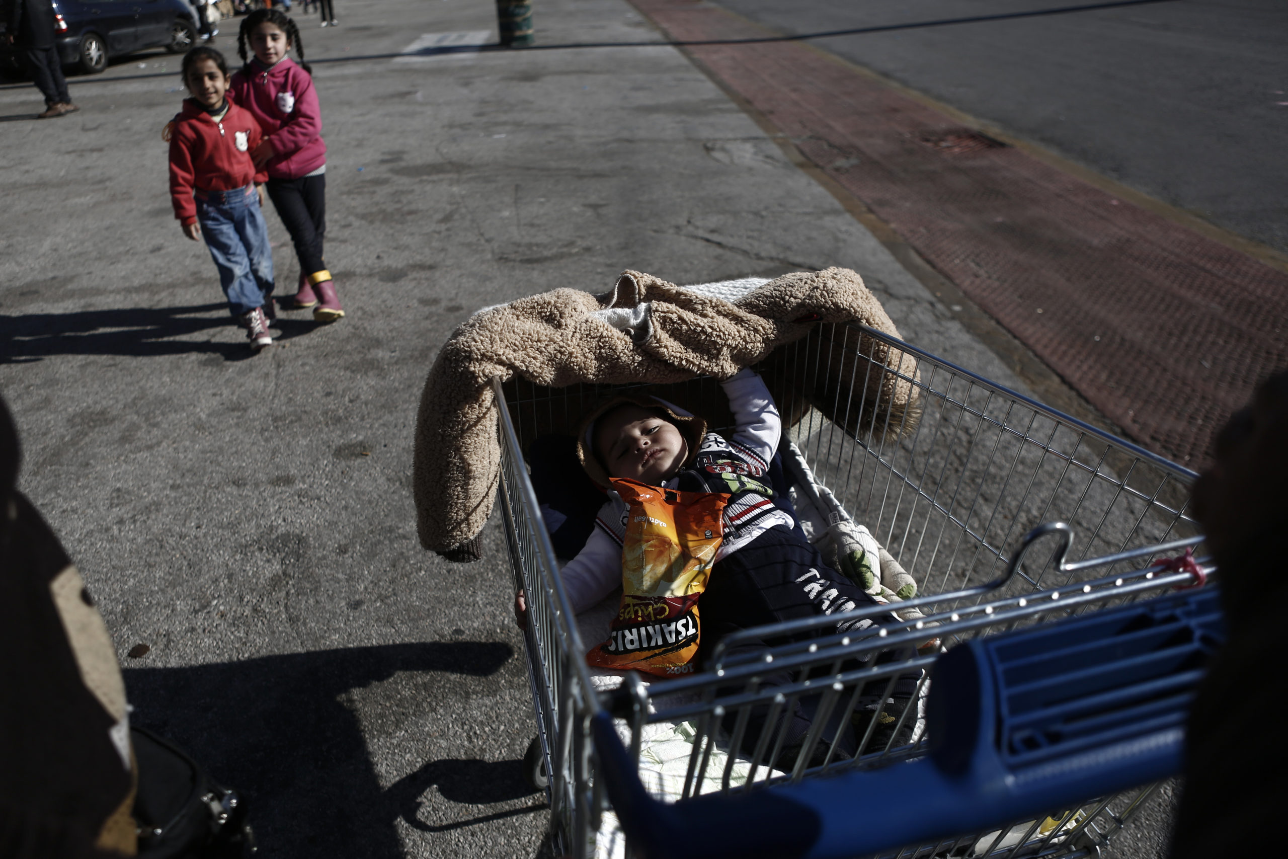 Φωτογραφία – σοκ από τον Πειραιά – Μωρό κοιμάται σε καρότσι σούπερ μάρκετ