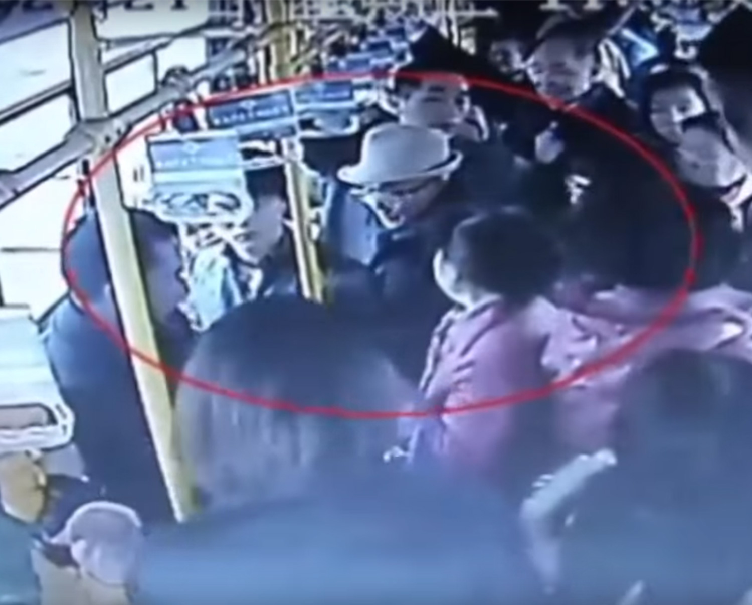 Άνδρας επιτέθηκε σε έγκυο γυναίκα σε λεωφορείο – ΒΙΝΤΕΟ