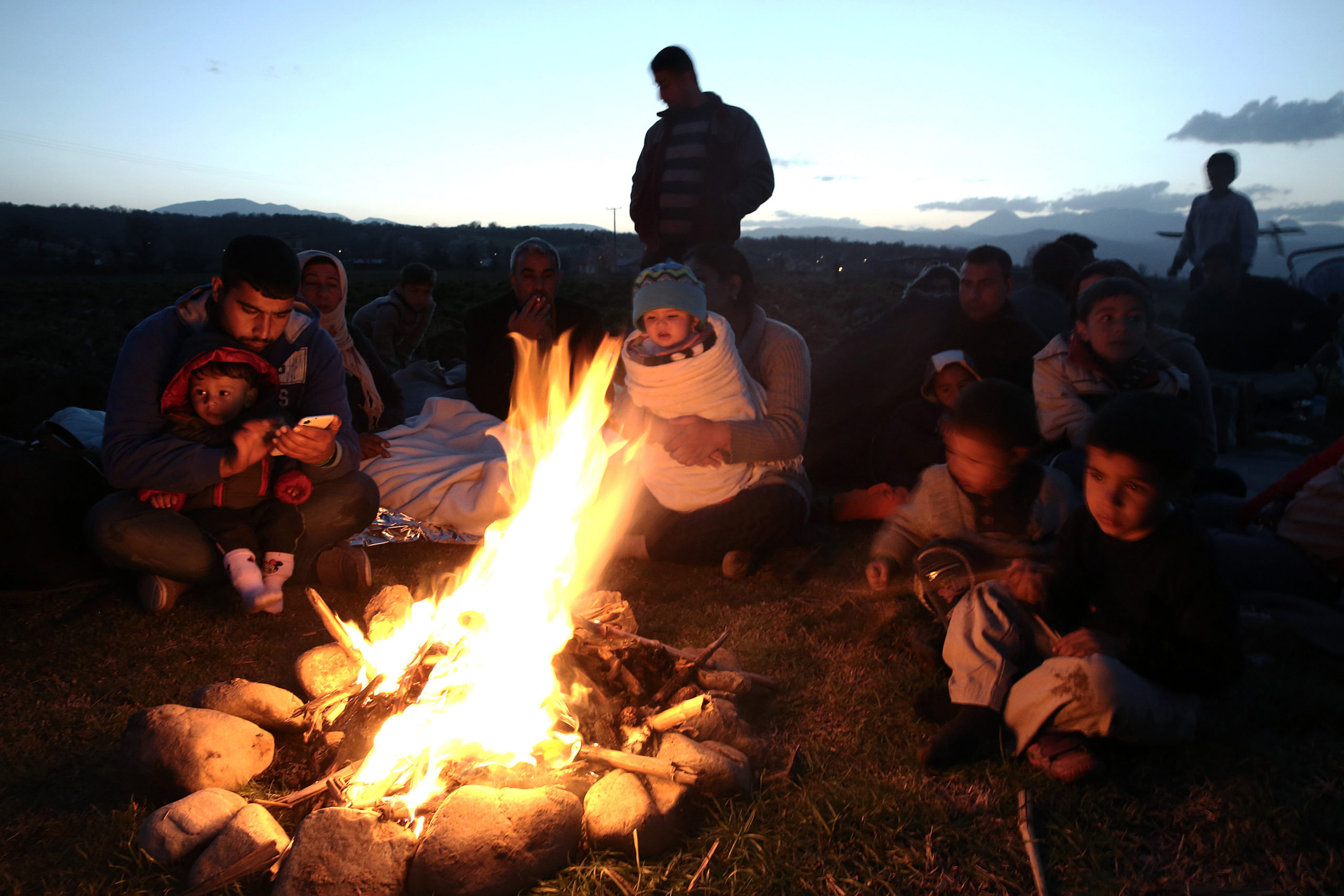 Πρόσφυγες ανάβουν φωτιές για να ζεσταθούν στην Ειδομένη – ΦΩΤΟ