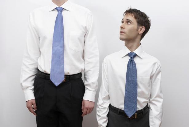 Έρευνα: Οι κοντοί και οι παχουλές έχουν λιγότερες ευκαιρίες και χρήματα