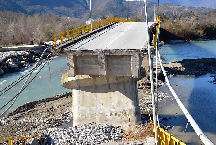 Πέρασε τη γέφυρα της Διάβας με… σκάλα – ΦΩΤΟ