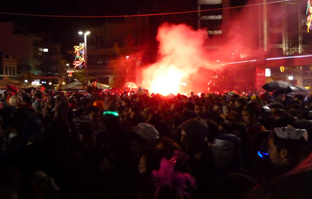 Υπό βροχή το καρναβάλι στη Ξάνθη – ΒΙΝΤΕΟ