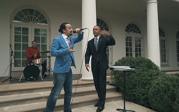 Σε ρυθμό ραπ παρουσίασε το έργο του ο Ομπάμα – ΒΙΝΤΕΟ