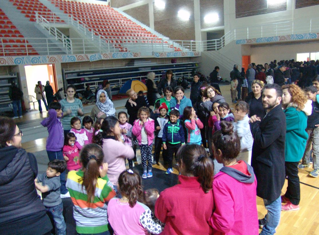 Σε χώρο γιορτής για τους πρόσφυγες μετατράπηκε το Γυμναστήριο στην Κοζάνη – ΦΩΤΟ