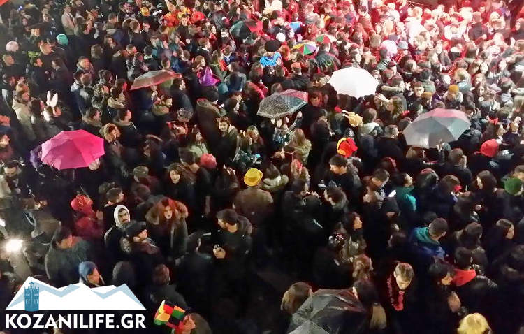 Και με βροχή ο κόσμος στον «θεσμό» της κοζανίτικης Αποκριάς – ΒΙΝΤΕΟ