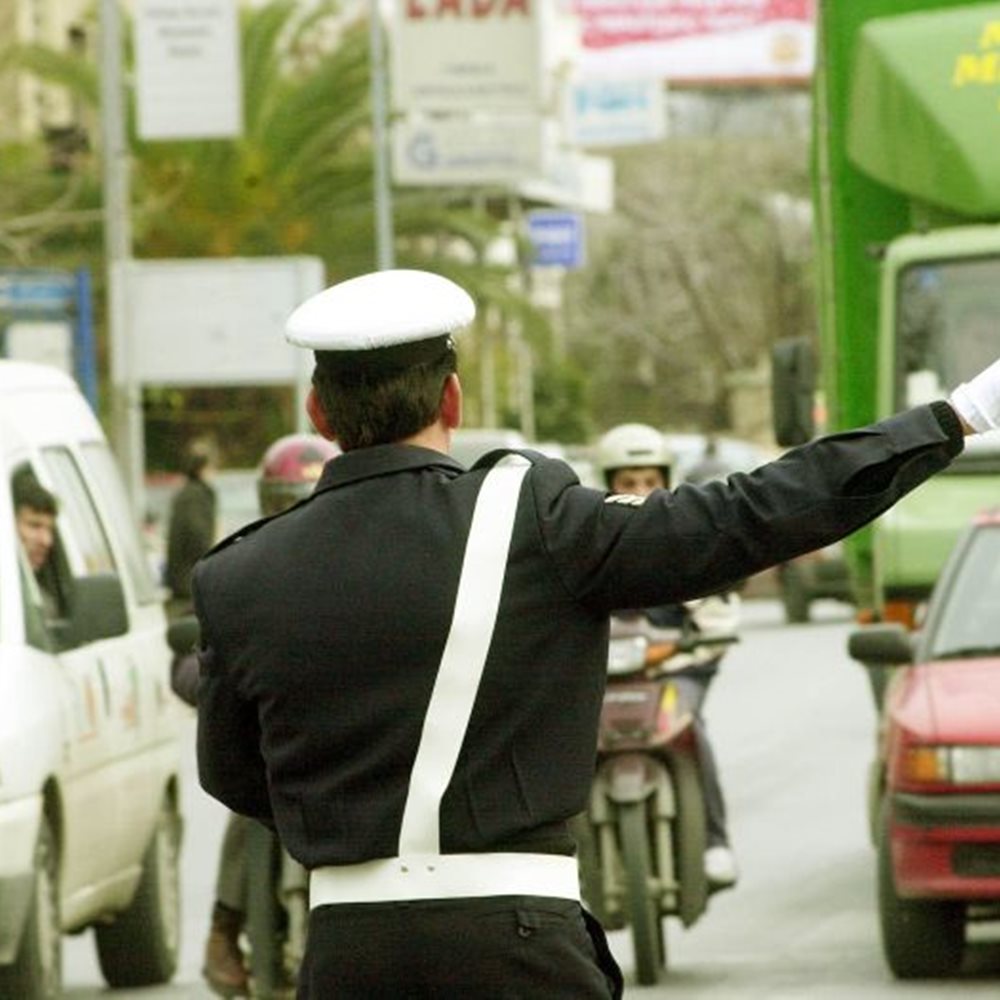 Ημίγυμνος επιδειξίας στο κέντρο της Πάτρας – ΒΙΝΤΕΟ