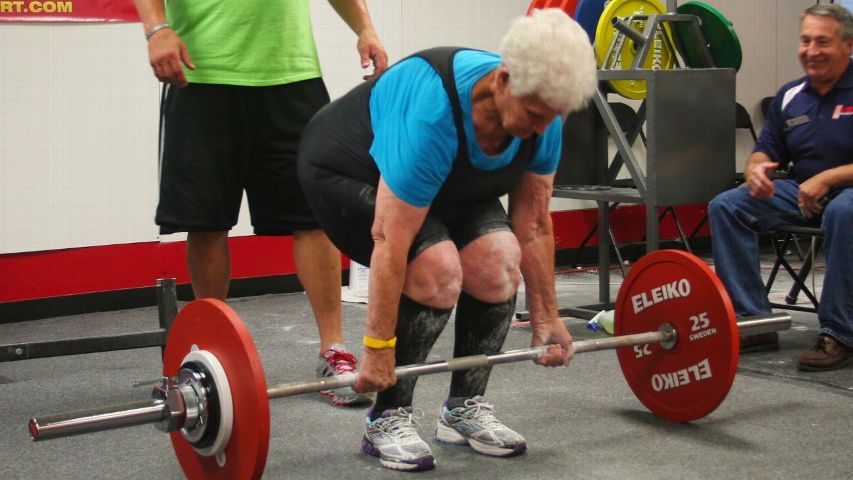 78χρονη «σηκώνει» 100 κιλά – ΦΩΤΟ