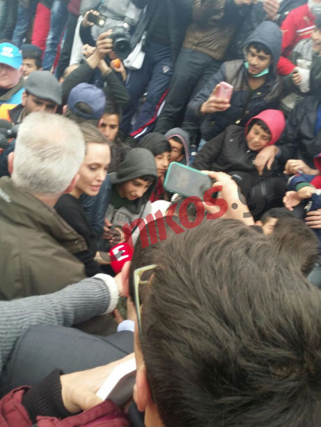 Αγκαλιά με τα παιδιά των προσφύγων η Αντζελίνα Τζολί – ΦΩΤΟ