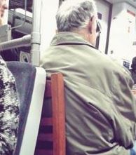 Η ΦΩΤΟ που έγινε viral: Με την καρέκλα του στο μετρό