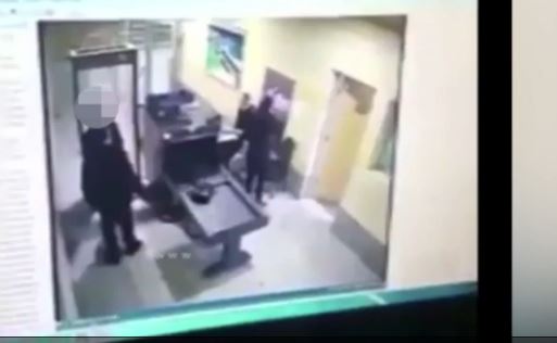 ΒΙΝΤΕΟ με το δράστη της αεροπειρατείας να περνά τον έλεγχο του αεροδρομίου