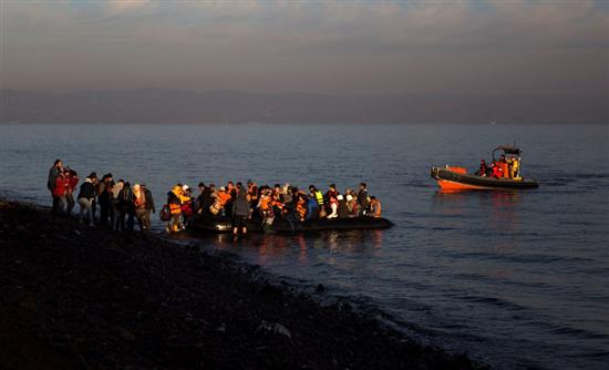 Χειροπέδες σε 9 άτομα που προμήθευαν πλαστά έγγραφα σε πρόσφυγες