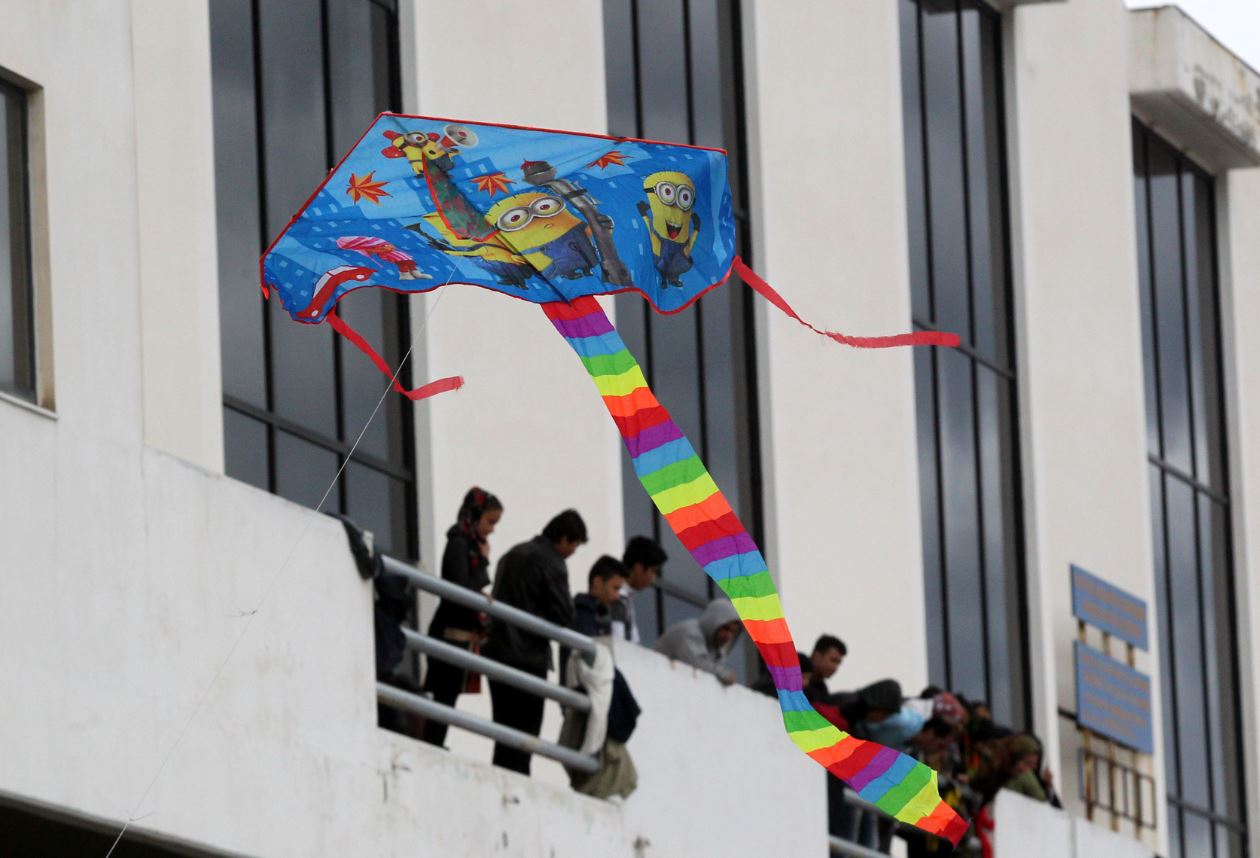 Χαρταετοί και Κούλουμα με τους πρόσφυγες στο Ελληνικό – ΦΩΤΟ