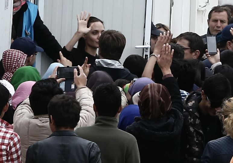Οι πρόσφυγες φώναζαν στη Τζολί να ανοίξει τα σύνορα – ΦΩΤΟ