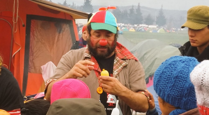 Κλόουν μοιράζουν χαρά στους μικρούς πρόσφυγες στην Ειδομένη – ΦΩΤΟ