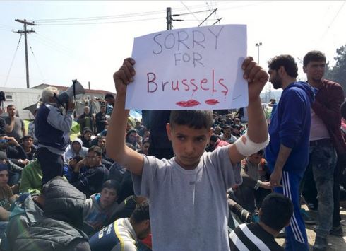 Το συγκινητικό μήνυμα του μικρού πρόσφυγα στην Ειδομένη για τις Βρυξέλλες – ΦΩΤΟ