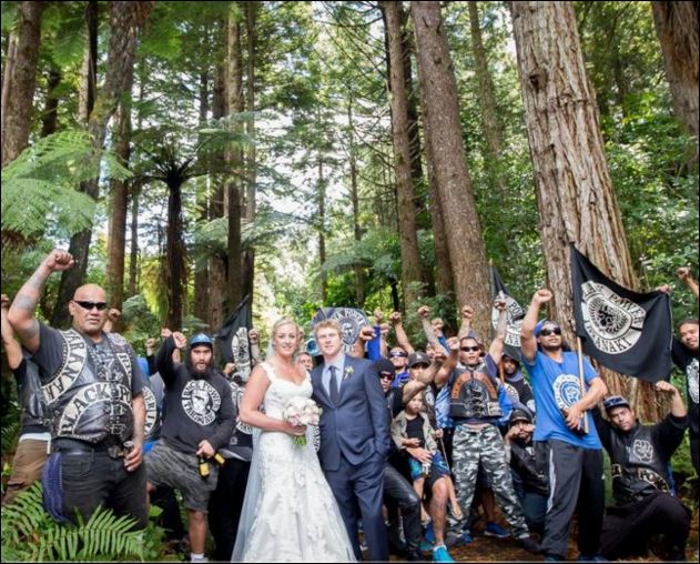 H «viral» ΦΩΤΟ νεόνυμφου ζευγαριού με άγρια συμμορία