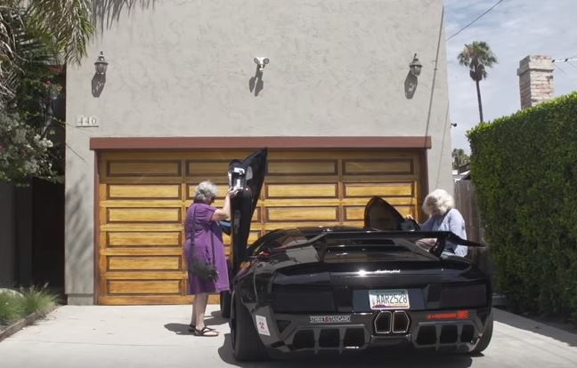 Δυο γιαγιάδες και μια Lamborghini – ΒΙΝΤΕΟ