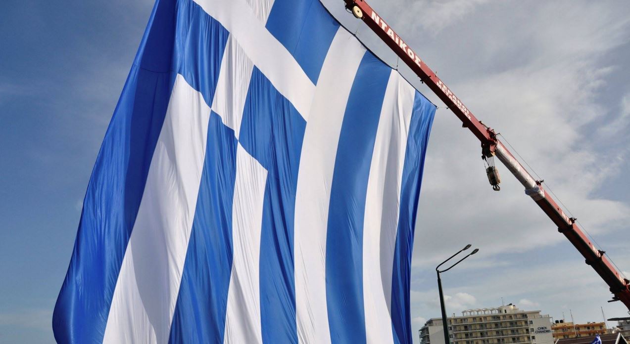Υψώθηκε και φέτος η τεράστια ελληνική σημαία στο λιμάνι της Χίου – ΒΙΝΤΕΟ