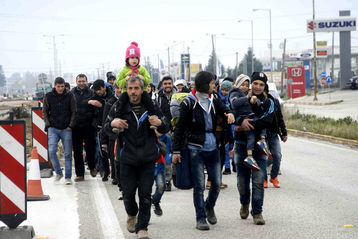 Πρόσφυγες έκλεισαν το ρεύμα προς το τελωνείο Ευζώνων – ΤΩΡΑ