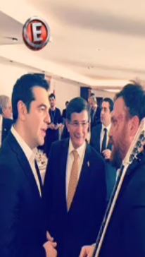 Τι είπε ο Τσίπρας στον καλλιτέχνη που έπαιξε μπουζούκι στη Σμύρνη – ΒΙΝΤΕΟ