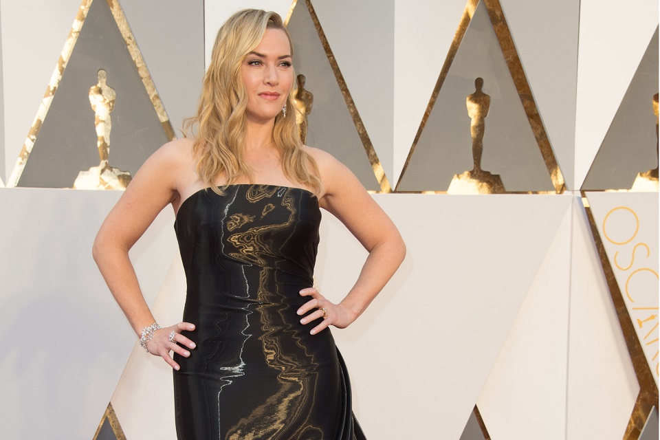 Ένα χάδι στην κοιλιά από την Κέιτ Μπλάνσετ φούντωσε τις φήμες για εγκυμοσύνη της Γουίνσλετ