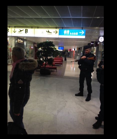 Ισχυρή αστυνομική δύναμη στο αεροδρόμιο της Τουλούζης – ΦΩΤΟ