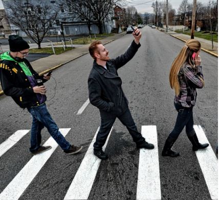 ΗΠΑ- Περπατάς και μιλάς στο τηλέφωνο; Κινδυνεύεις με φυλάκιση