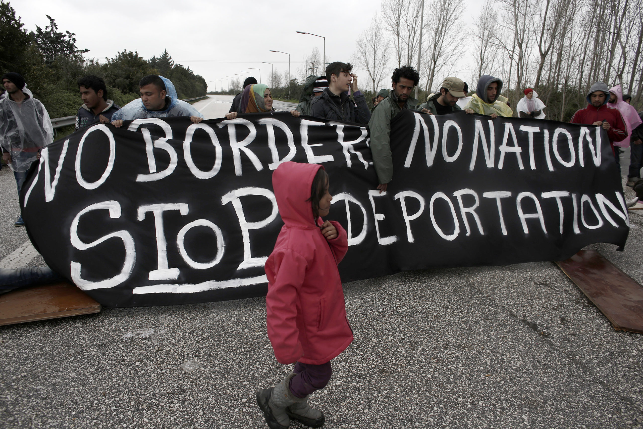 Αποκλεισμός της εθνικής Αθηνών – Θεσσαλονίκης από πρόσφυγες – ΦΩΤΟ