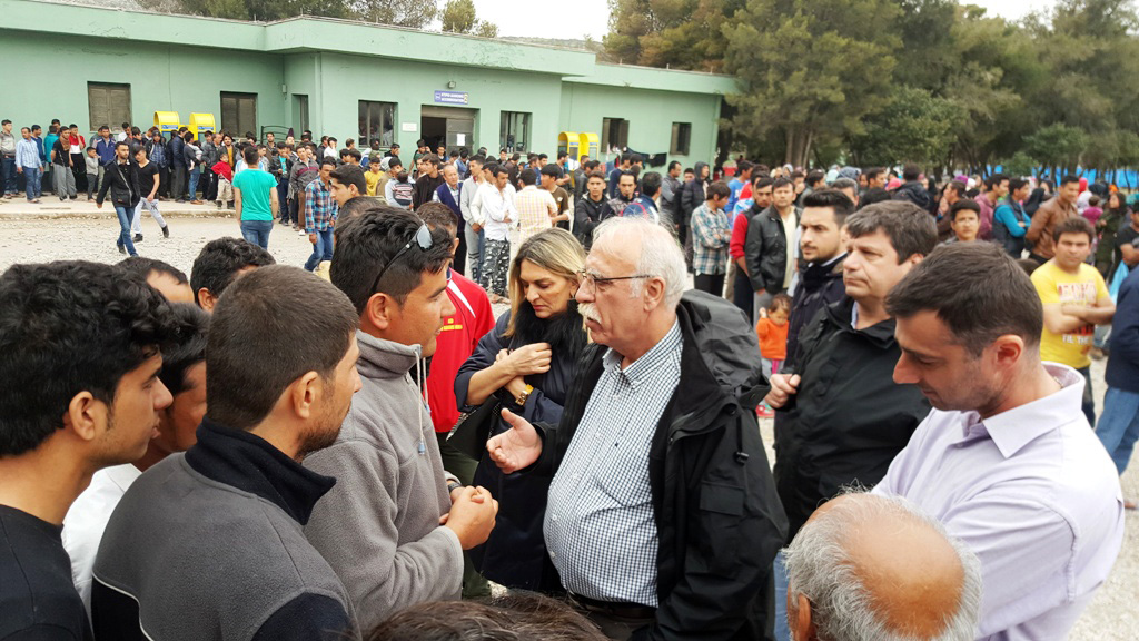 Το κέντρο μετεγκατάστασης προσφύγων στο Σχιστό επισκέφθηκε ο Βίτσας – ΦΩΤΟ