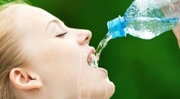 Δεν πίνετε αρκετό νερό; Τα σημάδια που το μαρτυρούν