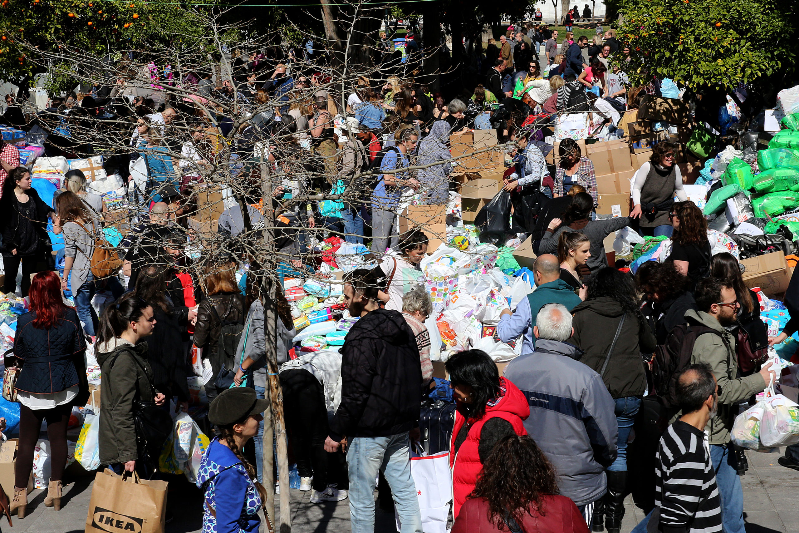 Κίνηση ανθρωπιάς και αλληλεγγύης στο Σύνταγμα – ΦΩΤΟ