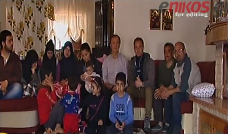 Μαθήματα αθρωπιάς από Έλληνα που φιλοξενεί μια οικογένεια προσφύγων με 13 μέλη – ΒΙΝΤΕΟ