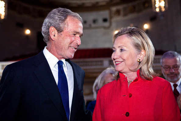 Η ζεστή αγκαλιά και τα χαμόγελα της Κλίντον με τον Μπους – ΦΩΤΟ