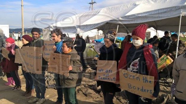 Πρόσφυγες στην Ειδομένη διαδηλώνουν με τσιρότα στο στόμα για τις Βρυξέλλες – ΦΩΤΟ