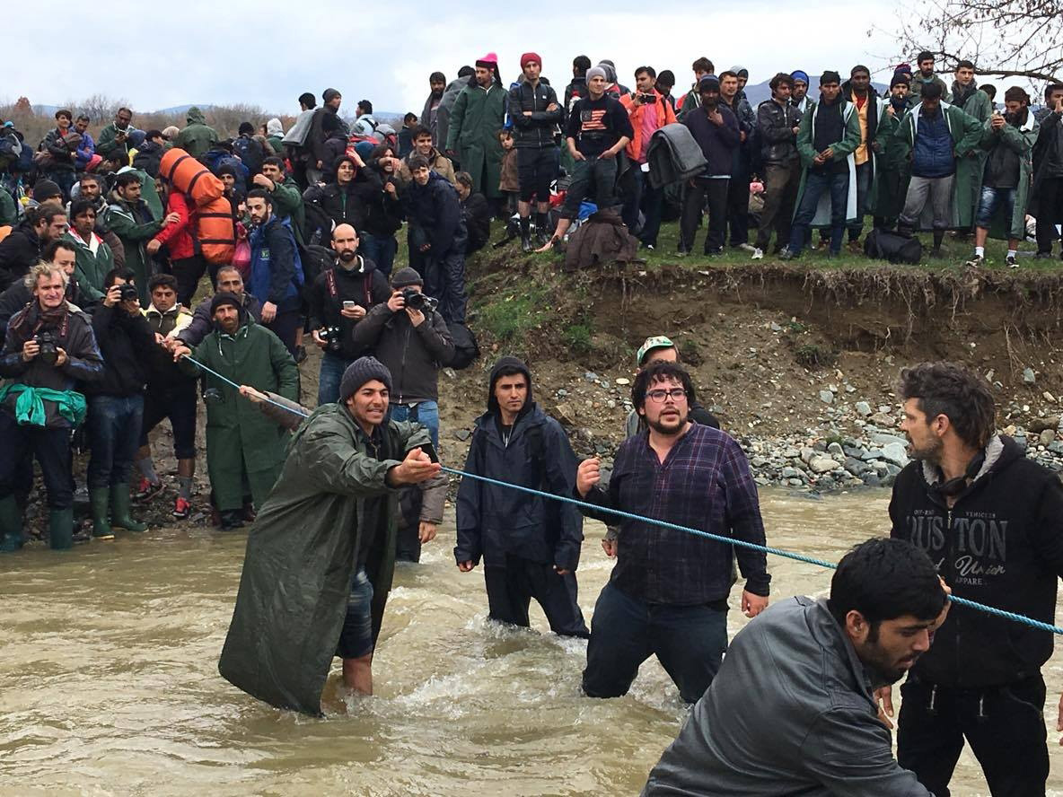 Συγκλονιστικές ΦΩΤΟ – Πρόσφυγες με σχοινιά προσπαθούν να φτάσουν στα Σκόπια