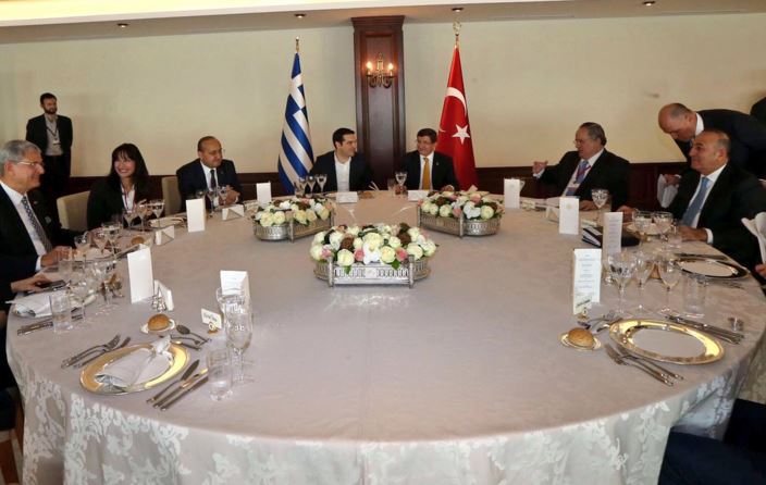 Το γεύμα του Νταβούτογλου στον Τσίπρα – ΦΩΤΟ