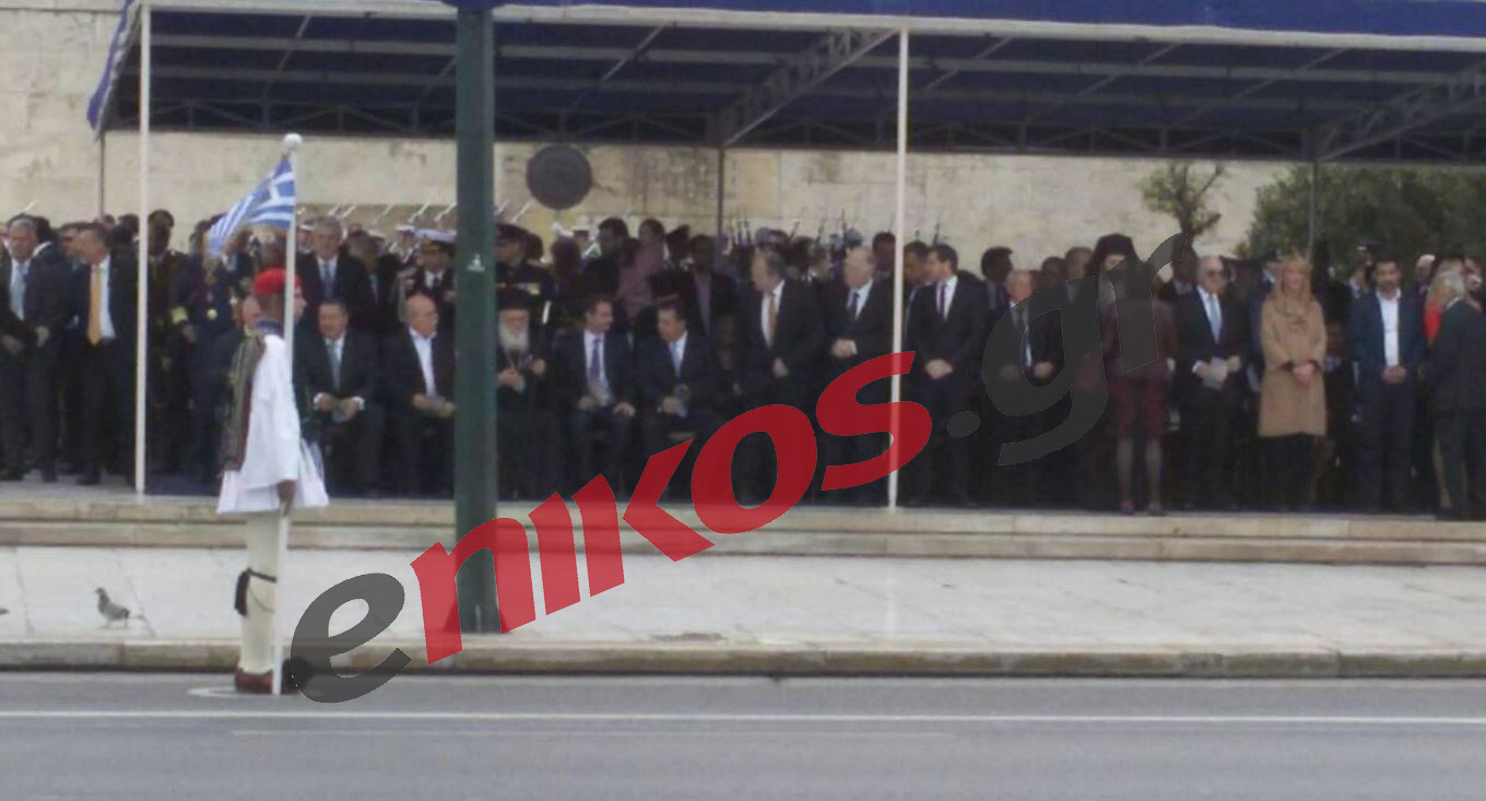 Η εξέδρα των επισήμων στη στρατιωτική παρέλαση – ΦΩΤΟ