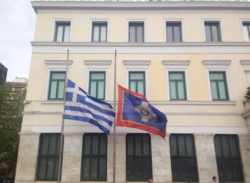 Μεσίστιες οι σημαίες στα κτίρια του δήμου Αθηναίων για τα θύματα των Βρυξελλών